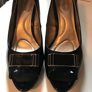 Bandolino b flexible black patent pump